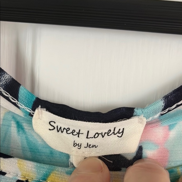 Beautiful Floral Sleeveless Flowy Tank Top - Picture 5 of 5